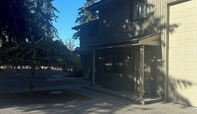 The Sequim Tree House is a spacious one bedroom with a bonus room for more guest in Sequim