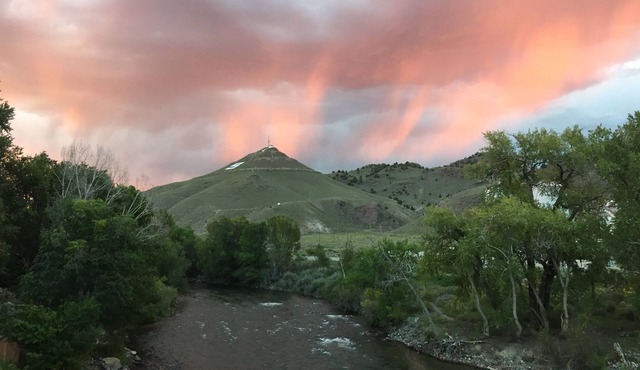 THREE DECKS ON THE RIVER, Barbecue and dine right on your own part of the River! in Salida