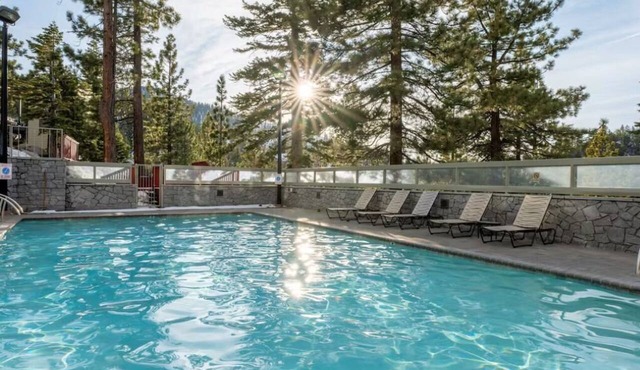 Three Mountain-Inspired Villa: Pools, Spa Tubs, Mini Golf & Game Lounge in Stateline