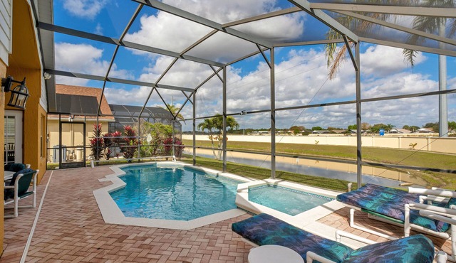 *Tinkerbells Castle 1* Private Pool & Spa Overlooking Lake & Disney Fire Works in Kissimmee