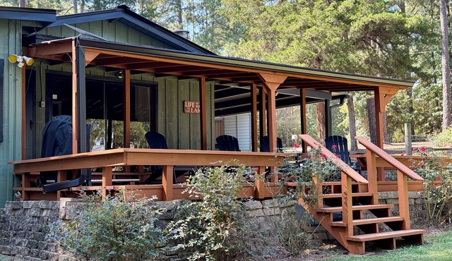 Toledo Bend Lake Record Lodge - waterfront, private boat dock and Pet-friendly! in Hemphill