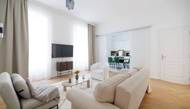 Ultra Spacious 3-Bedroom 3-Bath Steps from Vienna's Historic Heart