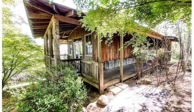 Unique Cypress cottage, close to Charlottesville with mountain views. in Charlottesville