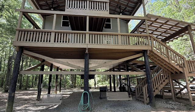 Unique elevated 3-bedroom River House with AC and High Speed Internet,Sleeps 13 in Hawkinsville