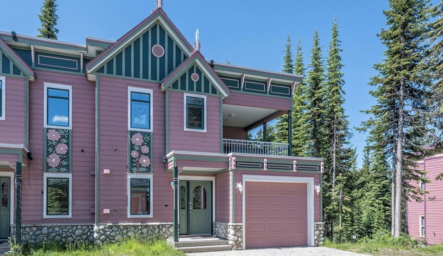Upgraded Townhouse with BBQ, Hot Tub, Laundry and Gear Room! in Silver Star Mountain