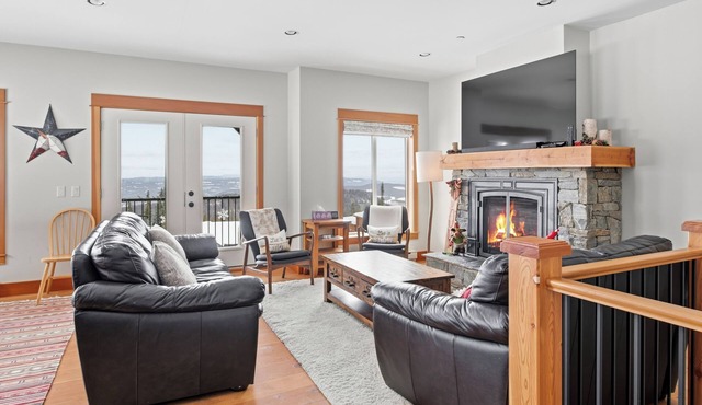 Upscale Ski In/Out Duplex on The Ridge with Garage, Private Hot Tub, laundry in Silver Star Mountain