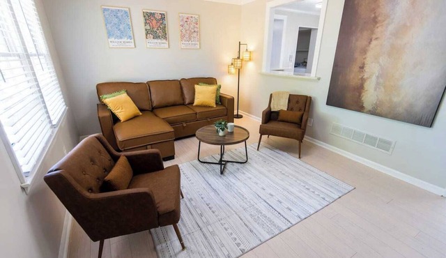 USC Cottage - Sleeps 8+ Wheel Chair Accessible in Columbia