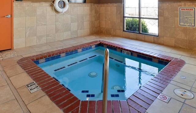 Vacation At its Finest! 4 Relaxing Units, Indoor Pool, Pets Are Welcome! in Albuquerque