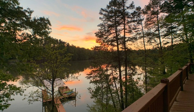 Water's Edge – Steps from the lake w/firepit, large entertaining spaces & more in Gainesville