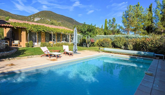 Welcome to this welcoming and warm cottage in the village of Rustrel. in Rustrel