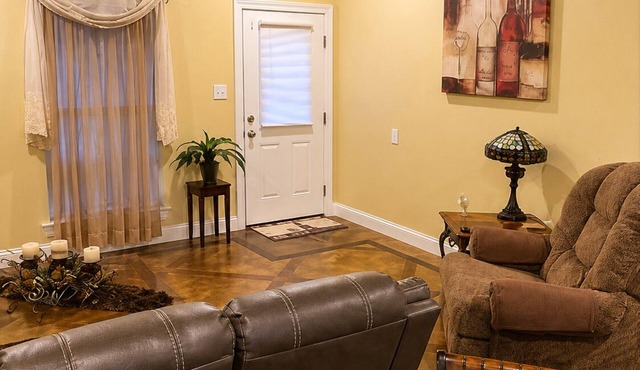 “Wine Down” in our beautiful wine themed townhome. in Ponchatoula