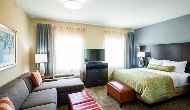 Wonderful King Studio | Enjoy Free Breakfast, Free Wi-Fi, and an Outdoor Pool in Plano