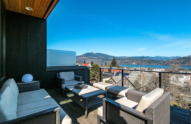 FOUR - River View, Hot Tub, Luxurious Downtown Loft! in Hood River
