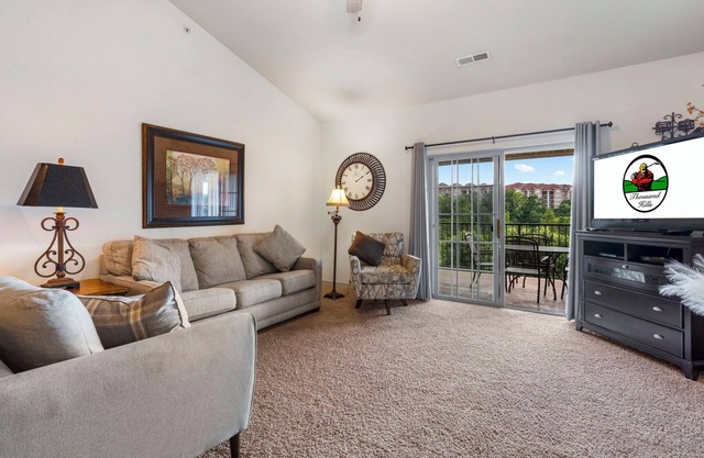 Golf Course Views Updated Condo Near Branson Shows & Dining in Branson