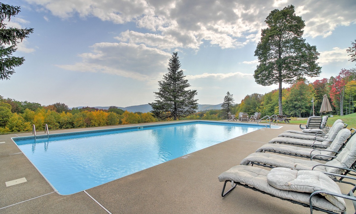 Newfane House | August & September available! 100 Acres Estate 10BRs, Hot Tub, Pool, Game House!