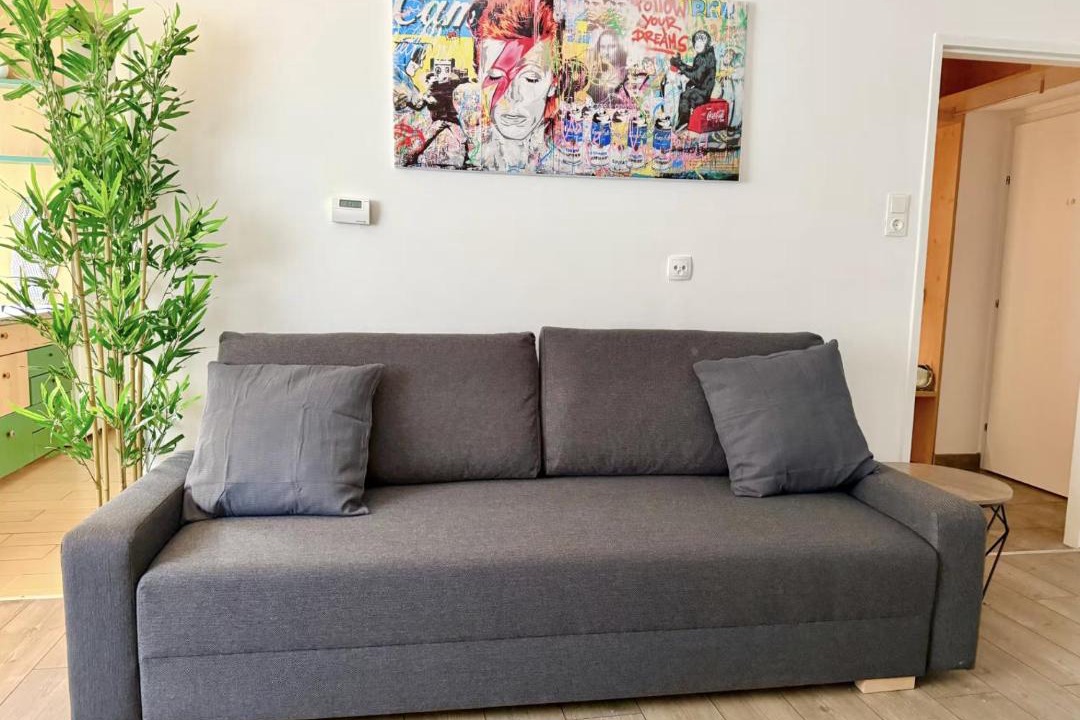 Schwechat Apartment | Stylish Apartment near Airport & Train