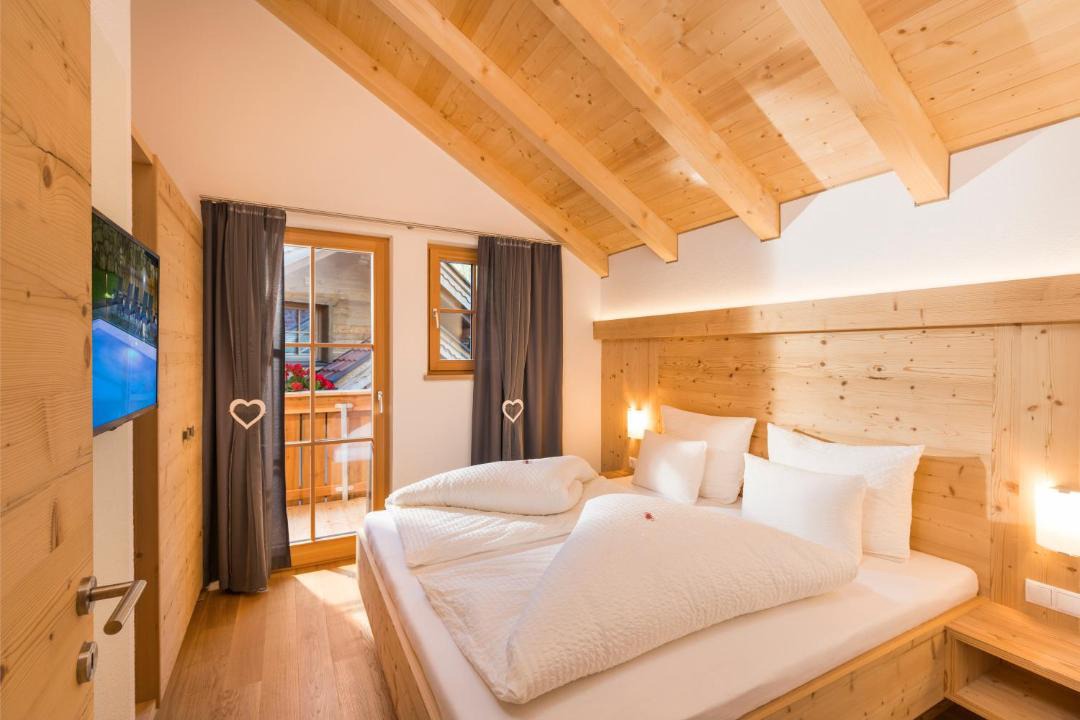 Sankt Leonhard im Pitztal Ski Chalet | Wellnesshüttendorf Wiese