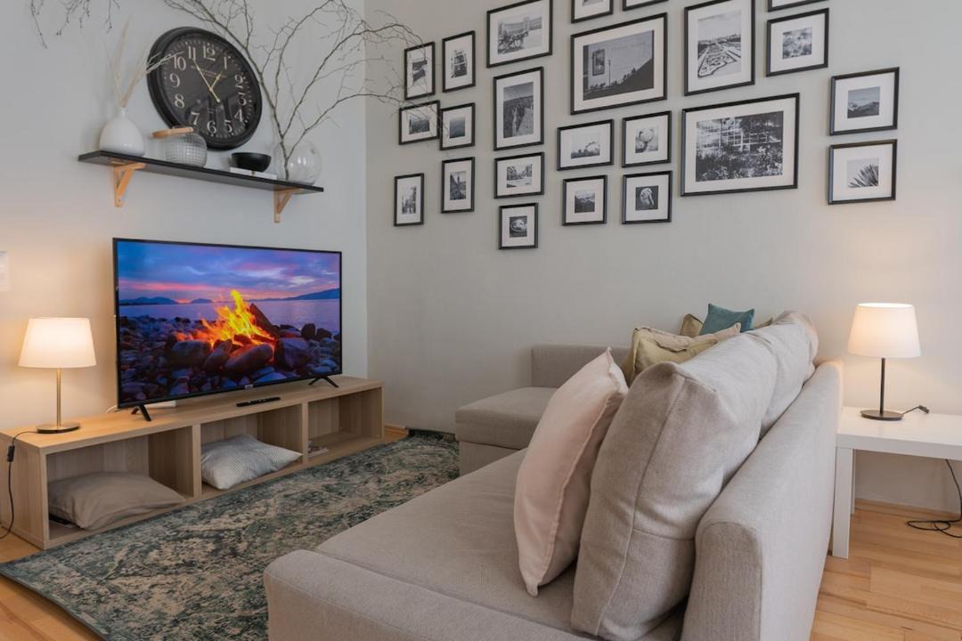 Brigittenau Apartment | Danube apartment in ambient style with smart TV
