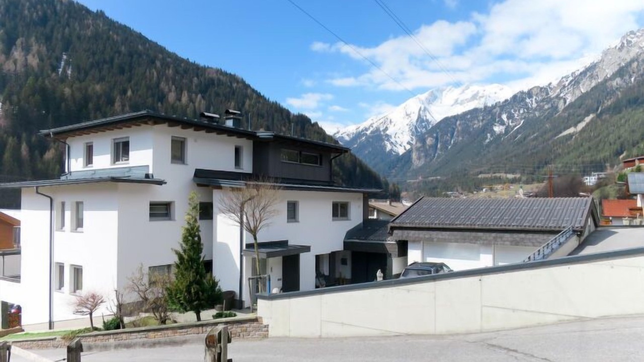 Photo of Buildings in Flirsch