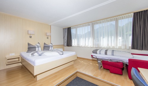 Double Room (App 32)