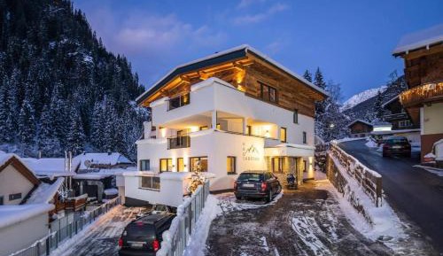 Two-Bedroom Deluxe Apartment with Balcony