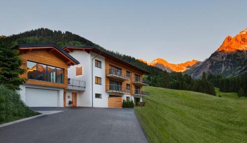 Apartment with Mountain View