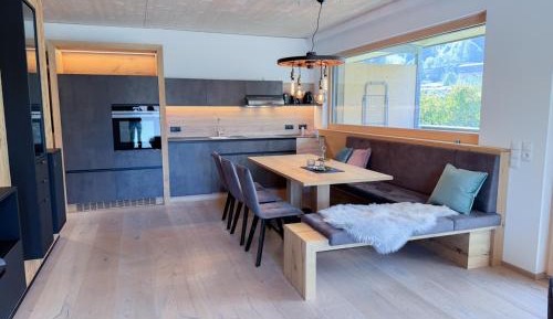 Two-Beedroom Apartment with Balcony & Mountain View 
