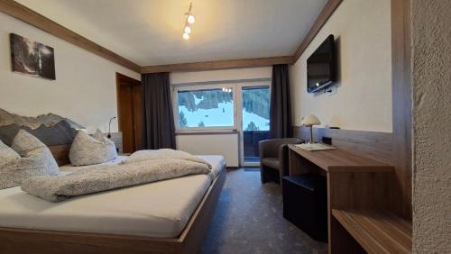 Apartment with Mountain View