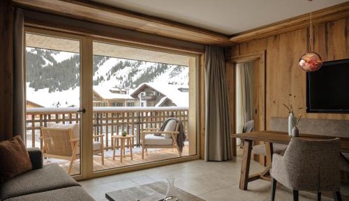 Two-Bedroom Apartment with Mountain View