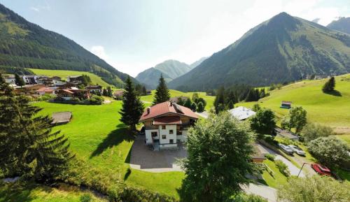 Apartment with Mountain View