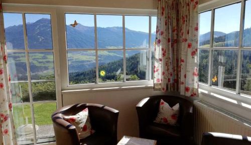 Apartment with Mountain View