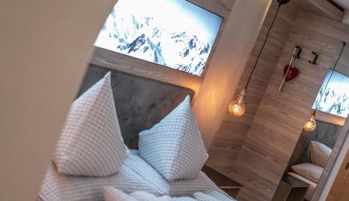 Deluxe Double Room (2 Adults + 1 Child)