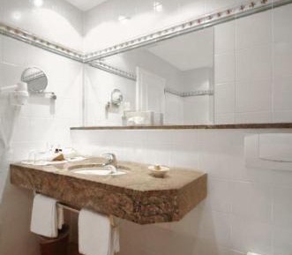 Deluxe Double Room (2 Adults + 1 Child)
