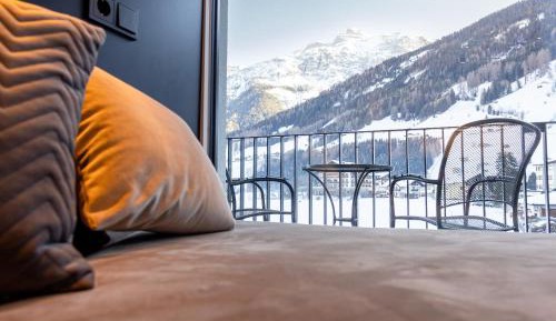 Apartment with Mountain View