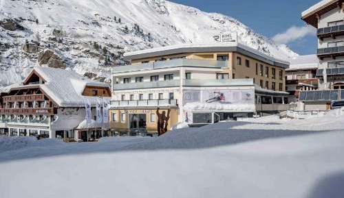 Apartment with Mountain View