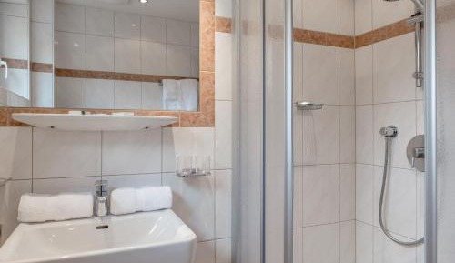 Double or Twin Room with Shower
