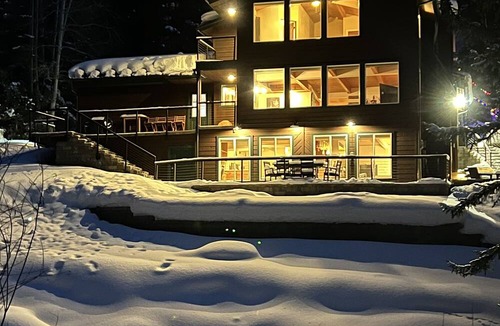 Intermountain House | Luxury 5 bd 3,100 sq ft home on the river-3 min walk to free shuttle w/hot tub
