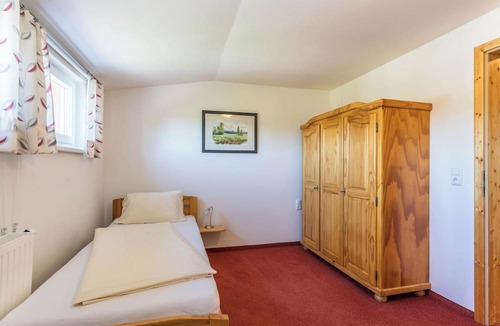 Eggelsberg Apartment | Apartment 'Fewo Im Gästehaus Maximilian' with Mountain View, Balcony and Wi-Fi