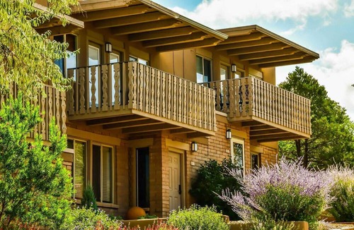 Northeast Santa Fe Hotel | Fort Marcy 90 | Walk to Plaza | Full Kitchen | Private Bedroom | Hot Tub | Pool | Single Level