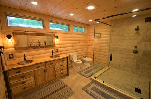 Newfane House | August & September available! 100 Acres Estate 10BRs, Hot Tub, Pool, Game House!