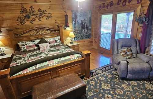 Tunnel Hill Cabin | Huge cabin! Sits on a hillside with unprecedented mountain and sunset views.