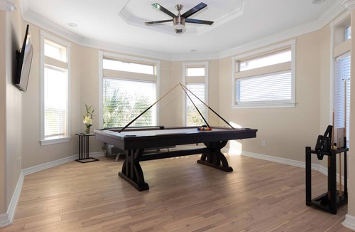 Leander House | GORGEOUS LAKE TRAVIS RETREAT HOME WITH POOL, COURT AND FITNESS ROOM