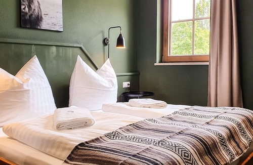 Goetzens Apartment | Beautiful 2-bedroom apartment with balcony and free parking.