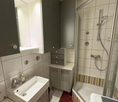 Schwechat Apartment | Stylish Apartment near Airport & Train