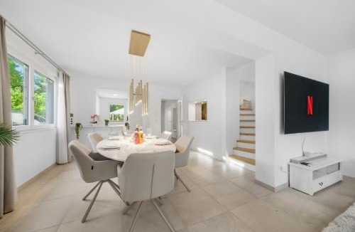 Kaisermuhlen Villa | Modern Luxury Villa, 5 Bedrooms, Outdoor Grill