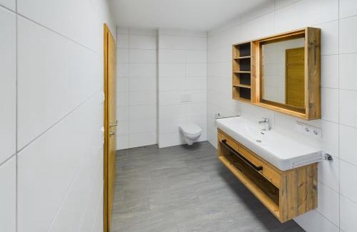 Bach Apartment | Bergfeuer Suite Lechtal - modern, cool, Terrasse, Bergblick bis zu 4 Gäste