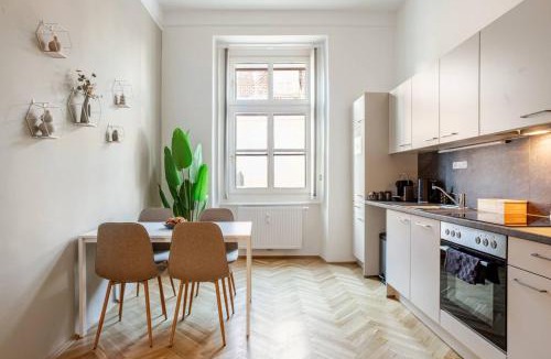 Graz City Centre Apartment | Boho Living Altstadt Suites - Free Parking by HERO HOMES Graz