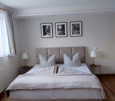 Hippach Apartment | Landhaus Katharina bis 5 Personen mit Saunachalet und Blick auf die Bergwelt des Zillertals