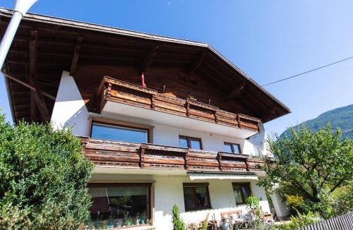 Nassereith House | Gemütliches Gästezimmer mit gemeinsamer Küche, Wohnzimmer & Balkon