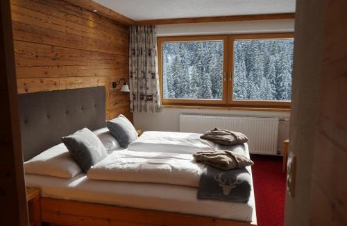 Steeg Apartment | MBZ Birg 1414
